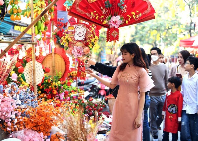 Chợ hoa truyền thống Hàng Lược tấp nập trong những ngày cận Tết - Ảnh 1.