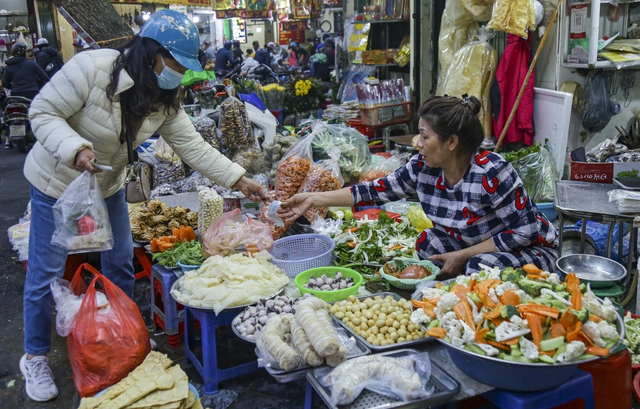 Người Hà Nội chen chân, chi hàng triệu đồng mua đồ lễ ở khu chợ nhà giàu phố cổ Hà Nội - Ảnh 10.