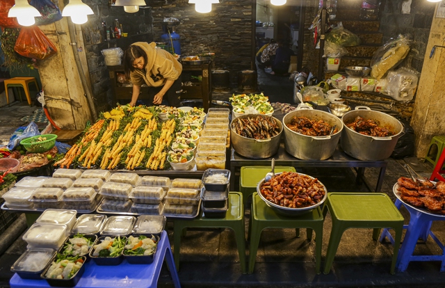 Người Hà Nội chen chân, chi hàng triệu đồng mua đồ lễ ở khu chợ nhà giàu phố cổ Hà Nội - Ảnh 11.