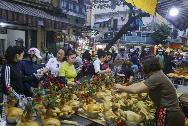Người Hà Nội chen chân, chi hàng triệu đồng mua đồ lễ ở khu chợ nhà giàu phố cổ Hà Nội - Ảnh 2.