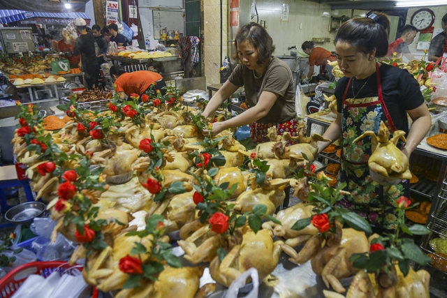 Người Hà Nội chen chân, chi hàng triệu đồng mua đồ lễ ở khu chợ nhà giàu phố cổ Hà Nội - Ảnh 3.