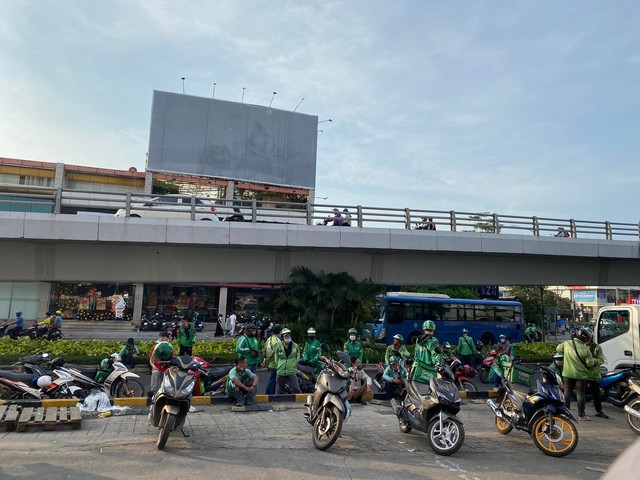 Người dân đổ xô đi sắm Tết ngày cuối tuần: Siêu thị đông đúc, hàng hóa đầy ắp các kệ - Ảnh 20.