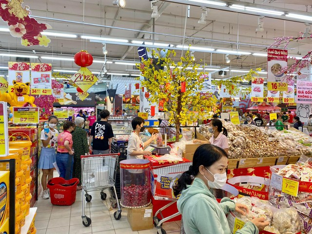 Người dân đổ xô đi sắm Tết ngày cuối tuần: Siêu thị đông đúc, hàng hóa đầy ắp các kệ - Ảnh 14.