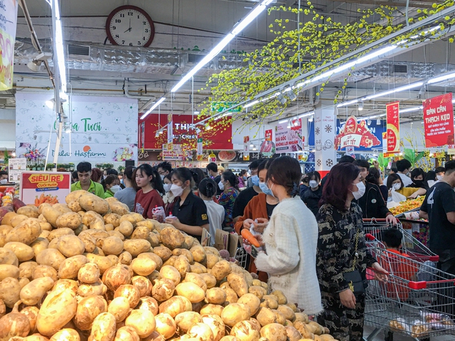 Người dân đổ xô đi sắm Tết ngày cuối tuần: Siêu thị đông đúc, hàng hóa đầy ắp các kệ - Ảnh 5.