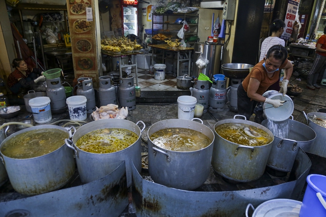 Người Hà Nội chen chân, chi hàng triệu đồng mua đồ lễ ở khu chợ nhà giàu phố cổ Hà Nội - Ảnh 5.