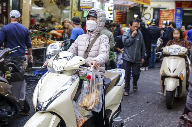Người Hà Nội chen chân, chi hàng triệu đồng mua đồ lễ ở khu chợ nhà giàu phố cổ Hà Nội - Ảnh 8.