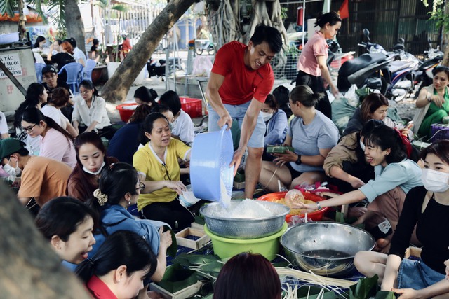 Hàng trăm bạn trẻ Sài Gòn cùng nhau &quot;thổi lửa&quot;, nấu 2.000 bánh chưng tặng người vô gia cư, trẻ em nghèo ăn Tết - Ảnh 1.