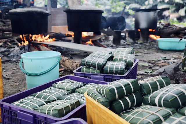 Hàng trăm bạn trẻ Sài Gòn cùng nhau &quot;thổi lửa&quot;, nấu 2.000 bánh chưng tặng người vô gia cư, trẻ em nghèo ăn Tết - Ảnh 6.