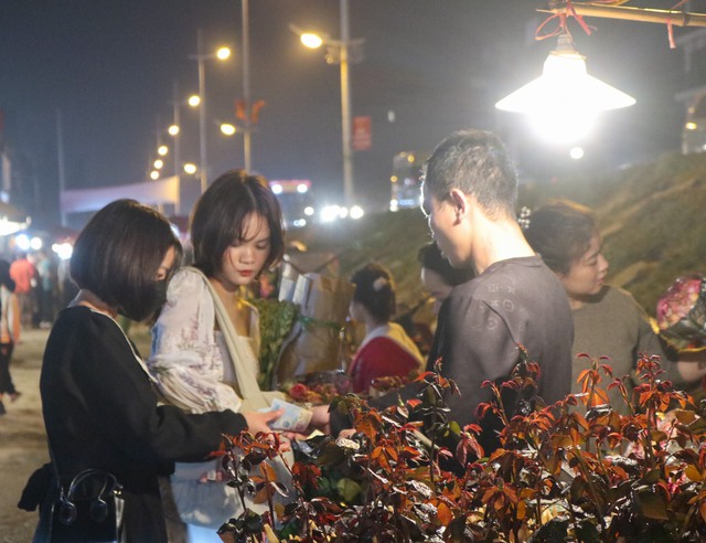 Người dân Hà Nội nô nức đi chợ hoa đêm trong những ngày giáp Tết - Ảnh 10.