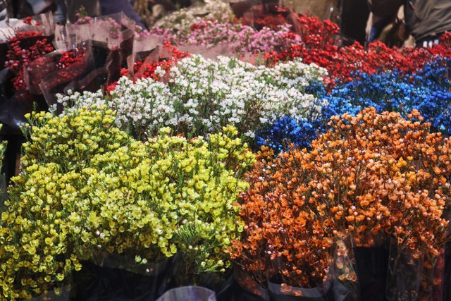 Người dân Hà Nội nô nức đi chợ hoa đêm trong những ngày giáp Tết - Ảnh 4.