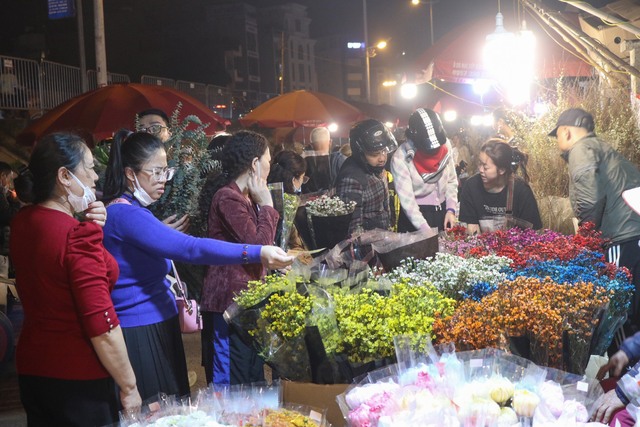Người dân Hà Nội nô nức đi chợ hoa đêm trong những ngày giáp Tết - Ảnh 1.