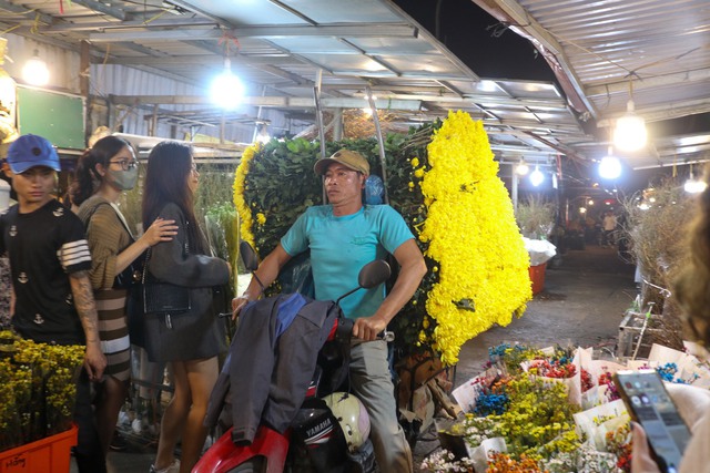 Người dân Hà Nội nô nức đi chợ hoa đêm trong những ngày giáp Tết - Ảnh 13.