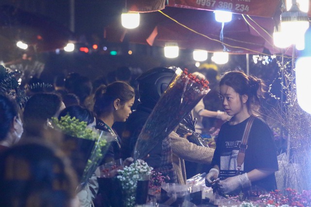 Người dân Hà Nội nô nức đi chợ hoa đêm trong những ngày giáp Tết - Ảnh 2.