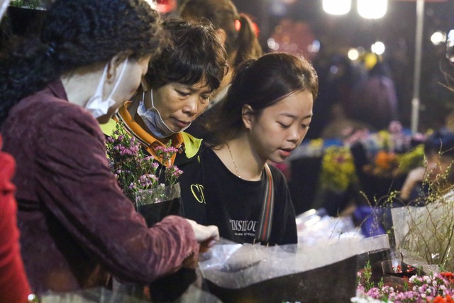 Người dân Hà Nội nô nức đi chợ hoa đêm trong những ngày giáp Tết - Ảnh 14.