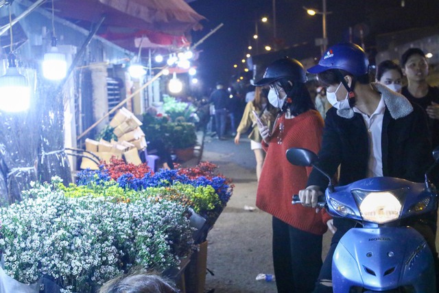 Người dân Hà Nội nô nức đi chợ hoa đêm trong những ngày giáp Tết - Ảnh 8.
