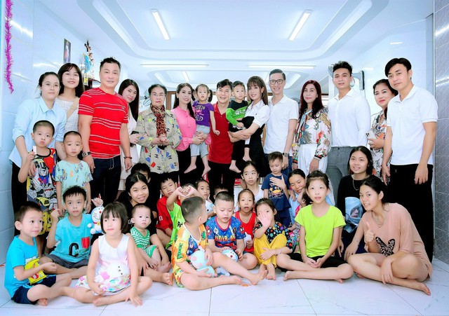 Gia đình Lý Hùng, Lý Hương cùng Á hậu Băng Châu đi từ thiện cuối năm - Ảnh 6.