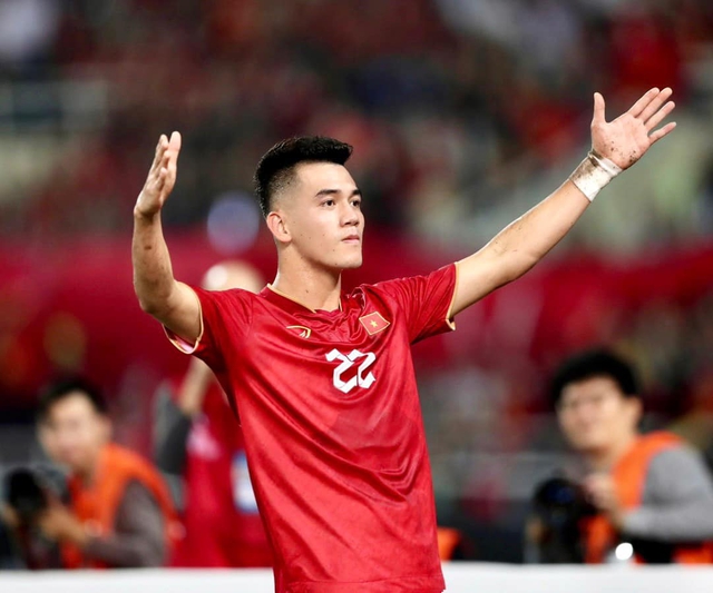 Cầu thủ Nguyễn Tiến Linh: Ngoài đời chăm làm từ thiện, trên sân đá bóng hay, là niềm hy vọng của ĐT Việt Nam tại AFF Cup - Ảnh 1.