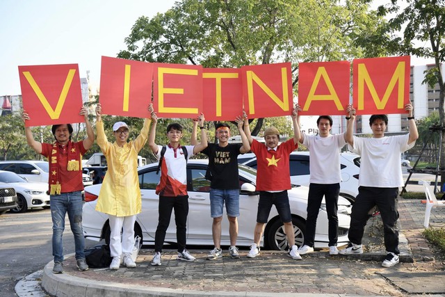 Cổ động viên Việt Nam rực đỏ sân vận động Thammasat cổ vũ đội tuyển quốc gia trong trận chung kết lượt về - Ảnh 1.