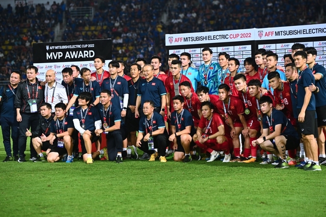HLV Park Hang-seo và học trò lặng lẽ ngắm nhìn cúp vô địch AFF Cup  - Ảnh 7.