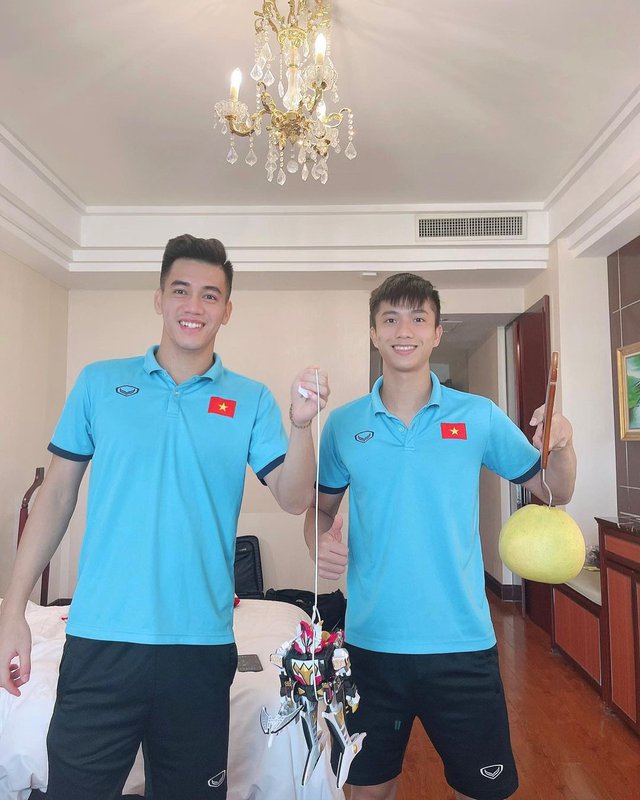 Cầu thủ Nguyễn Tiến Linh: Ngoài đời chăm làm từ thiện, trên sân đá bóng hay, là niềm hy vọng của ĐT Việt Nam tại AFF Cup - Ảnh 6.