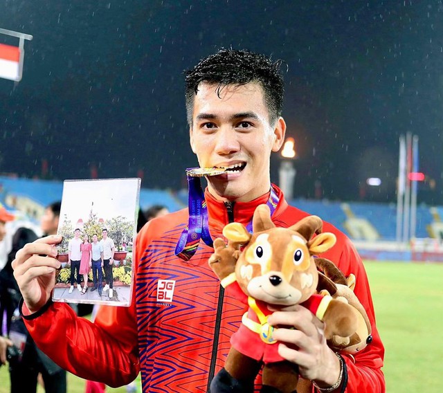 Cầu thủ Nguyễn Tiến Linh: Ngoài đời chăm làm từ thiện, trên sân đá bóng hay, là niềm hy vọng của ĐT Việt Nam tại AFF Cup - Ảnh 2.