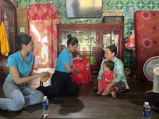 Những món quà Tết hạnh phúc đến với trẻ em khó khăn tại Đồng Tháp và xóm trọ nghèo Bình Tân, TP.HCM - Ảnh 1.