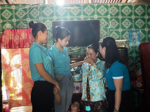 Những món quà Tết hạnh phúc đến với trẻ em khó khăn tại Đồng Tháp và xóm trọ nghèo Bình Tân, TP.HCM - Ảnh 2.