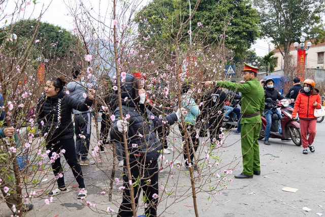 Chợ hoa Lạc Long Quân chật kín người mua, bán đào chơi Tết - Ảnh 4.