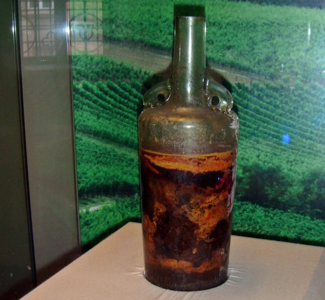 Tìm thấy chai rượu vang 1.700 năm trong mộ cổ, chuyên gia: Có thể vẫn uống được - Ảnh 1.