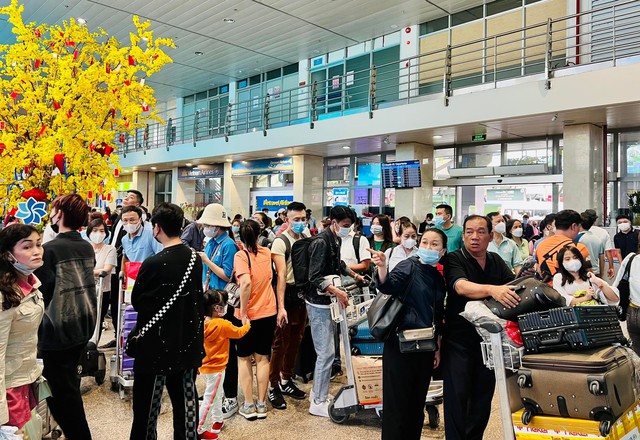 Chiều 28 Tết, nhà chờ sân bay Tân Sơn Nhất đông nghịt người dân về quê đón Tết Quý Mão - Ảnh 3.