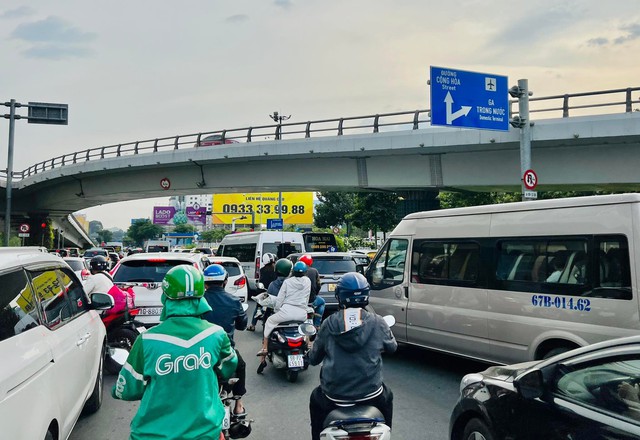 Chiều 28 Tết, nhà chờ sân bay Tân Sơn Nhất đông nghịt người dân về quê đón Tết Quý Mão - Ảnh 1.