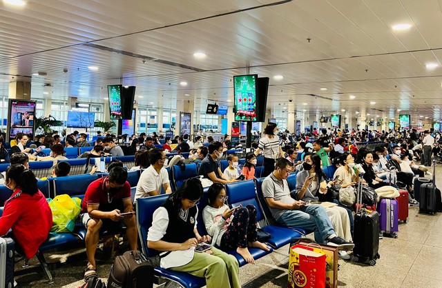 Chiều 28 Tết, nhà chờ sân bay Tân Sơn Nhất đông nghịt người dân về quê đón Tết Quý Mão - Ảnh 9.