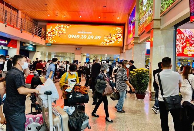 Chiều 28 Tết, nhà chờ sân bay Tân Sơn Nhất đông nghịt người dân về quê đón Tết Quý Mão - Ảnh 4.