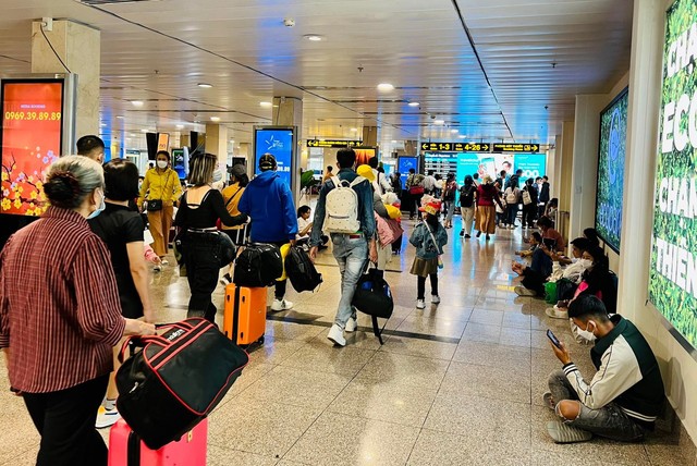 Chiều 28 Tết, nhà chờ sân bay Tân Sơn Nhất đông nghịt người dân về quê đón Tết Quý Mão - Ảnh 10.