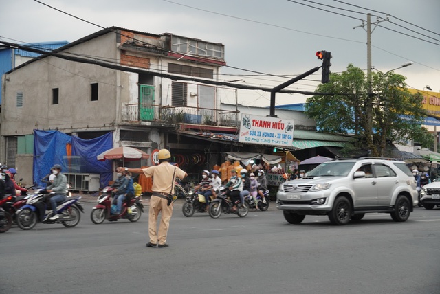 Người dân quay lại thành phố sau kỳ nghỉ lễ: Hà Nội chen cứng, TP.HCM giao thông khá thuận tiện - Ảnh 12.