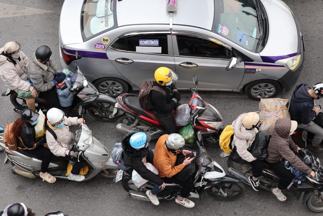 Người dân quay trở lại Thủ đô sau dịp nghỉ lễ, dòng phương tiện phải nhích từng chút một - Ảnh 4.