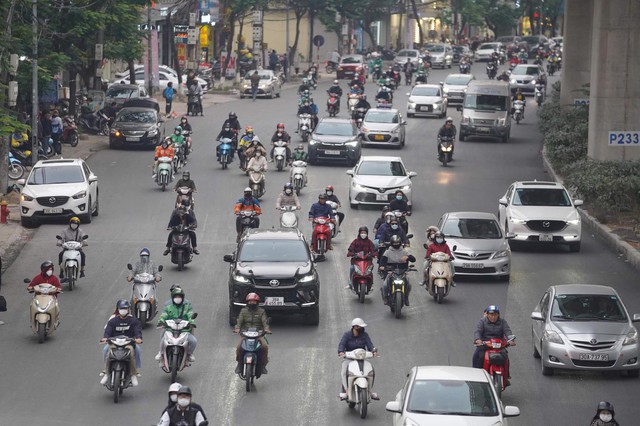 Người dân quay trở lại Thủ đô sau dịp nghỉ lễ, dòng phương tiện phải nhích từng chút một - Ảnh 10.