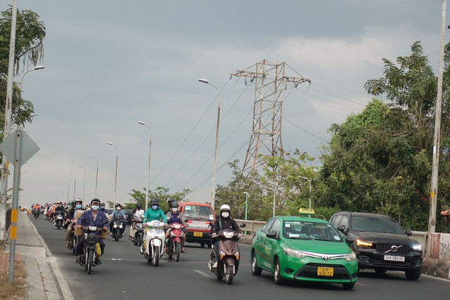 Người dân quay lại thành phố sau kỳ nghỉ lễ: Hà Nội chen cứng, TP.HCM giao thông khá thuận tiện - Ảnh 14.