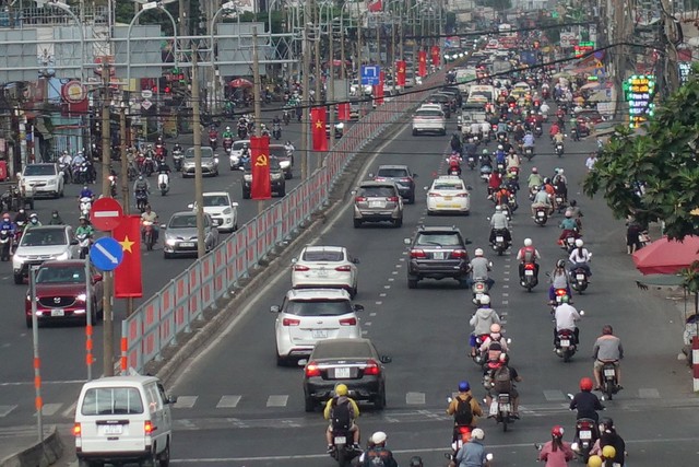Người dân quay lại thành phố sau kỳ nghỉ lễ: Hà Nội chen cứng, TP.HCM giao thông khá thuận tiện - Ảnh 13.