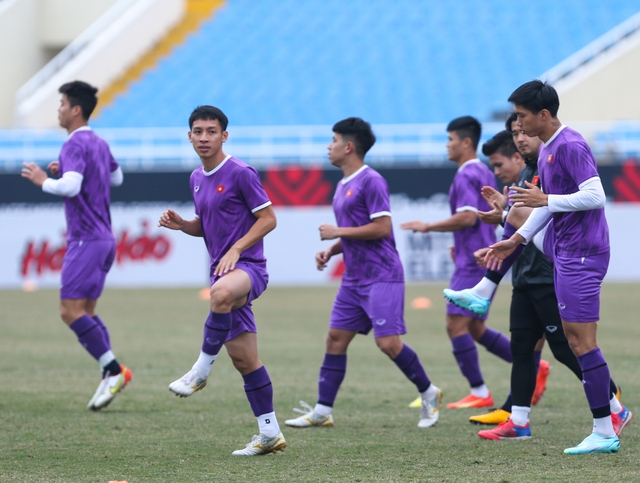 Quế Ngọc Hải trở lại tập luyện, chờ đấu Myanmar - Ảnh 1.