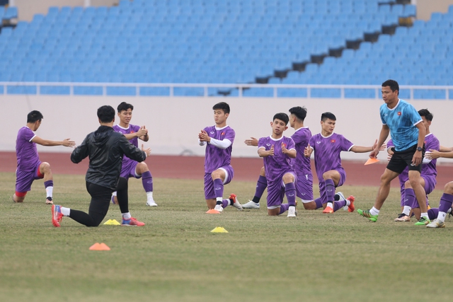 Quế Ngọc Hải trở lại tập luyện, chờ đấu Myanmar - Ảnh 3.