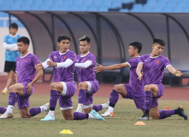 Quế Ngọc Hải trở lại tập luyện, chờ đấu Myanmar - Ảnh 4.