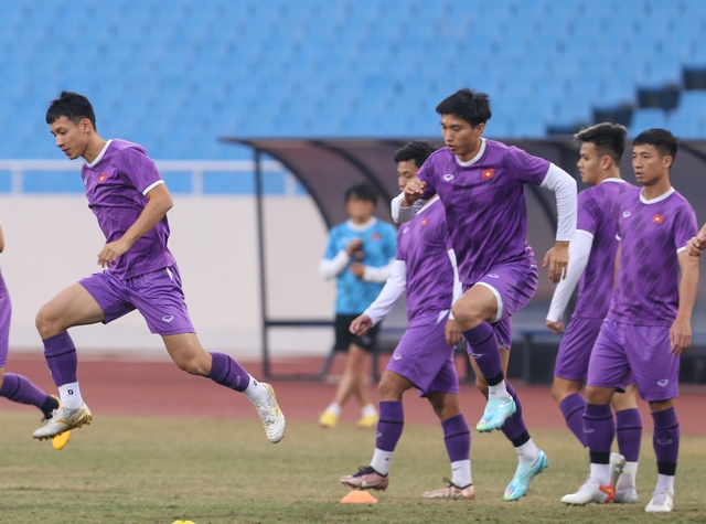 Quế Ngọc Hải trở lại tập luyện, chờ đấu Myanmar - Ảnh 7.
