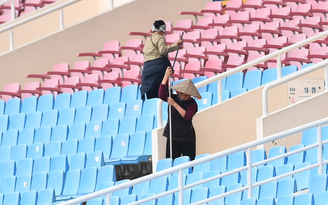 Nhân viên SVĐ Mỹ Đình nỗ lực làm sạch ghế khán giả trận ĐT Việt Nam vs ĐT Myanmar - Ảnh 3.