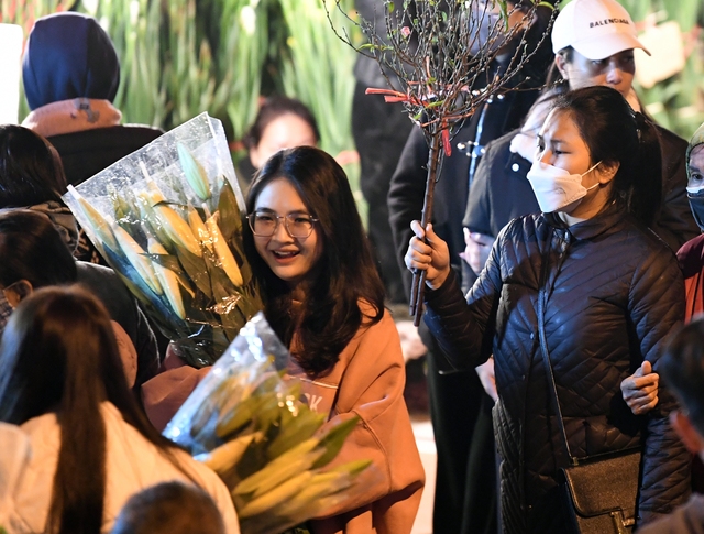 Rét buốt 13 độ C, nhiều cặp đôi tay trong tay đi sắm hoa Tết tại chợ hoa Quảng An - Ảnh 10.