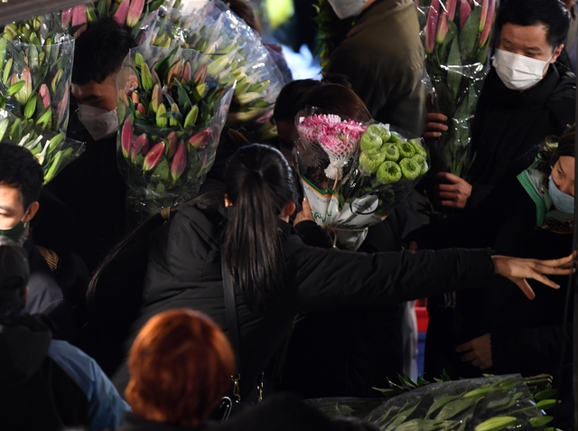 Rét buốt 13 độ C, nhiều cặp đôi tay trong tay đi sắm hoa Tết tại chợ hoa Quảng An - Ảnh 13.