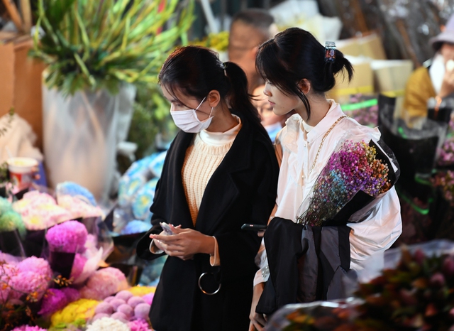 Rét buốt 13 độ C, nhiều cặp đôi tay trong tay đi sắm hoa Tết tại chợ hoa Quảng An - Ảnh 12.