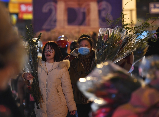 Rét buốt 13 độ C, nhiều cặp đôi tay trong tay đi sắm hoa Tết tại chợ hoa Quảng An - Ảnh 15.