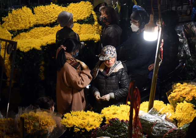Rét buốt 13 độ C, nhiều cặp đôi tay trong tay đi sắm hoa Tết tại chợ hoa Quảng An - Ảnh 7.