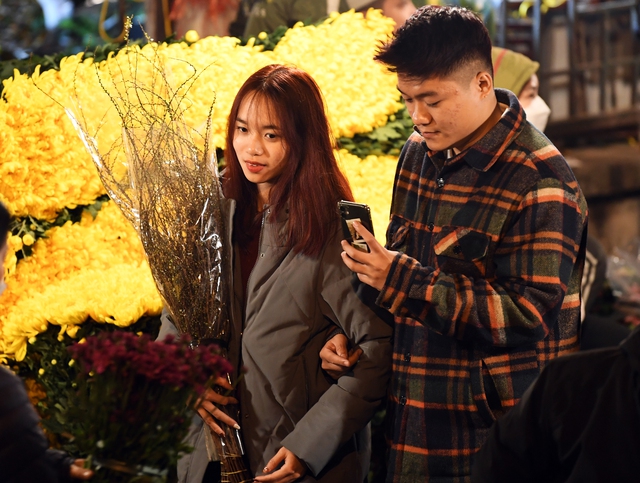 Rét buốt 13 độ C, nhiều cặp đôi tay trong tay đi sắm hoa Tết tại chợ hoa Quảng An - Ảnh 1.
